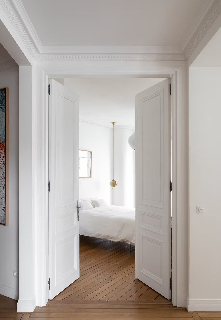 chambre minimaliste avec moulures appartement Paris haussmannien décoration design chambre minimaliste avec moulures appartement Paris haussmannien décoration design