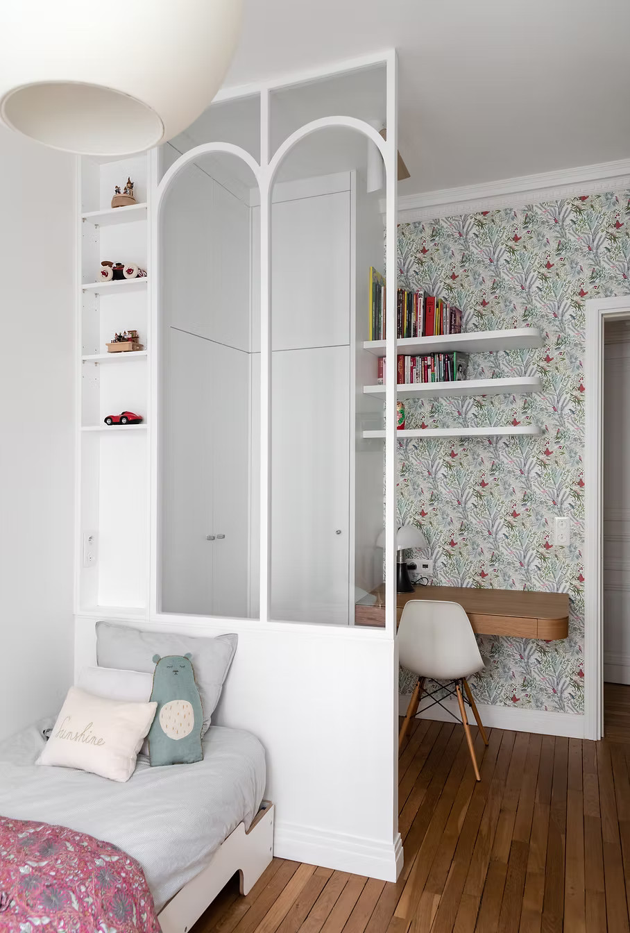 chambre enfant avec verrière et papier-peint appartement Paris haussmannien décoration design chambre enfant avec verrière et papier-peint appartement Paris haussmannien décoration design
