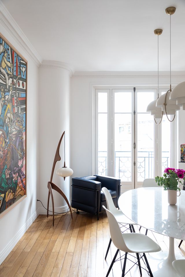 salle à manger appartement Paris haussmannien décoration design table Knoll chaises Eames salle à manger appartement Paris haussmannien décoration design table Knoll chaises Eames
