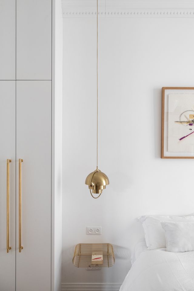 chambre minimaliste avec moulures appartement Paris haussmannien décoration design chambre minimaliste avec moulures appartement Paris haussmannien décoration design