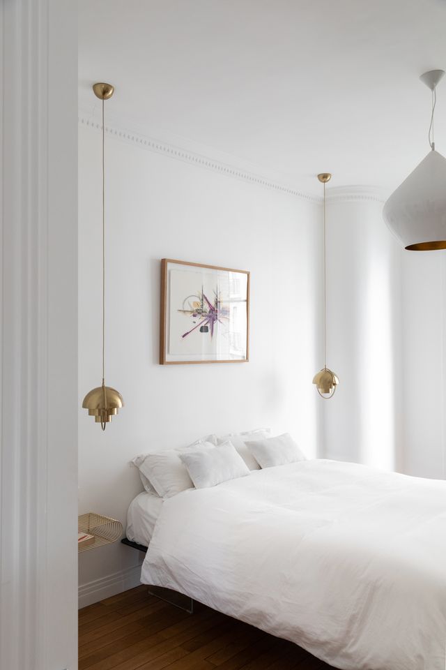 chambre minimaliste avec moulures appartement Paris haussmannien décoration design chambre minimaliste avec moulures appartement Paris haussmannien décoration design