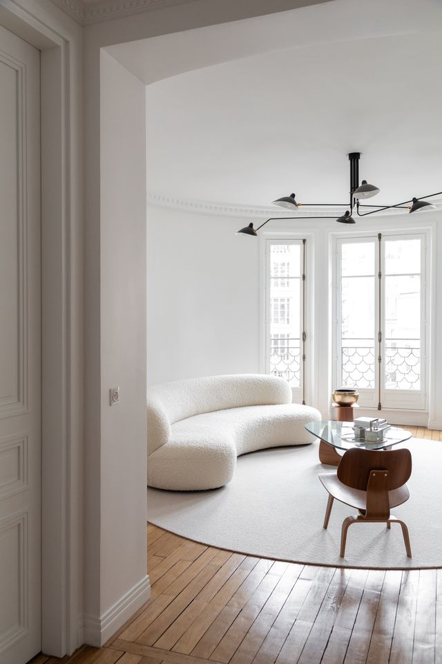 salon appartement Paris haussmannien décoration design table basse Noguchi luminaire Serge Mouille salon appartement Paris haussmannien décoration design table basse Noguchi luminaire Serge Mouille