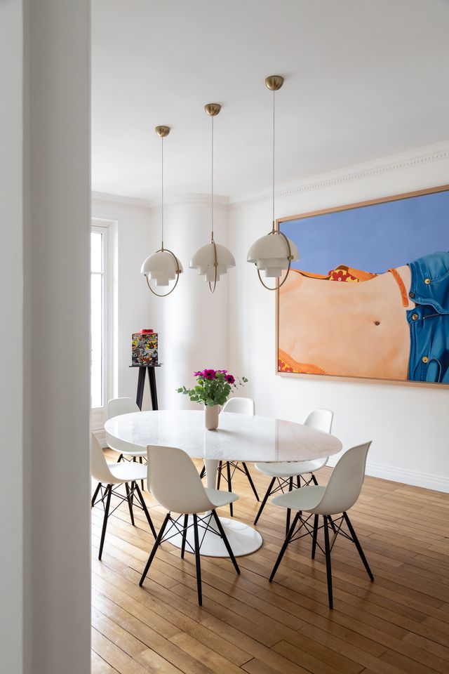salle à manger appartement Paris haussmannien décoration design table Knoll chaises Eames salle à manger appartement Paris haussmannien décoration design table Knoll chaises Eames
