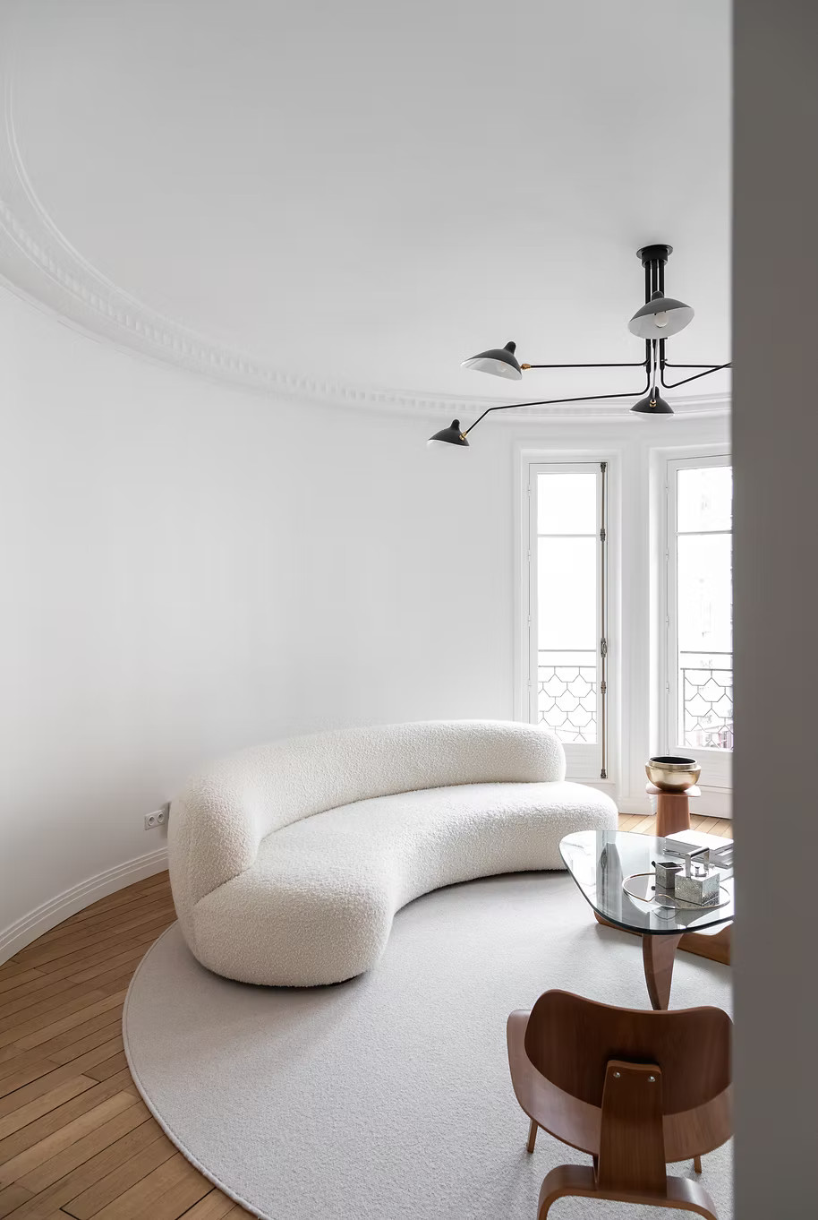 salon appartement Paris haussmannien décoration design table basse Noguchi luminaire Serge Mouille salon appartement Paris haussmannien décoration design table basse Noguchi luminaire Serge Mouille