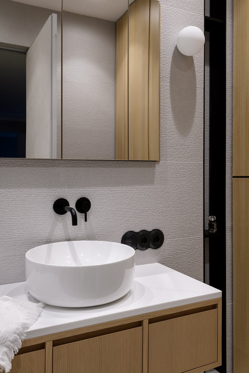 salle de bain décoration contemporaine grise et bois