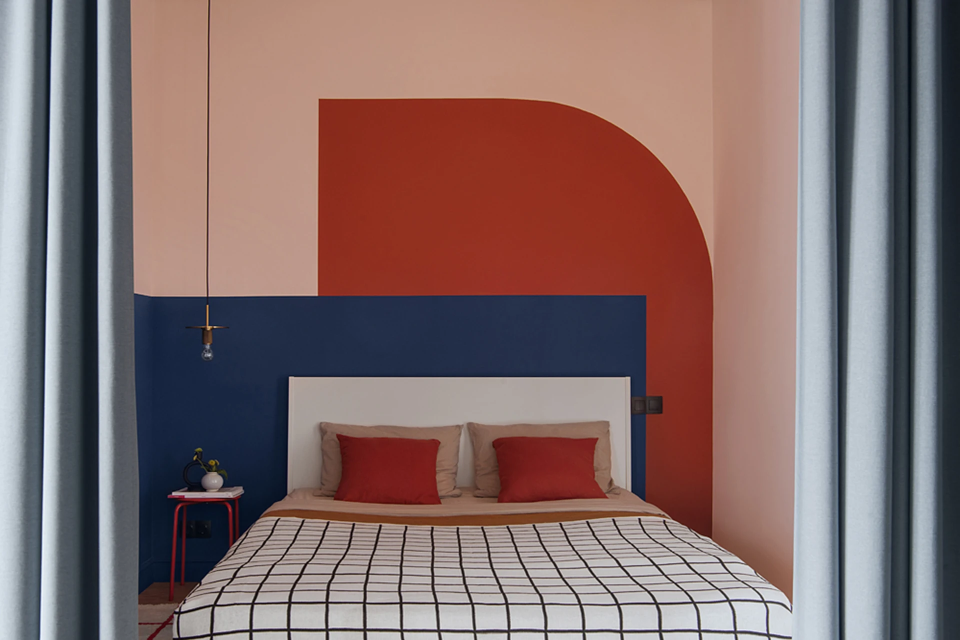 espace chambre avec rideau studio 42m2 vintage et coloré espace chambre avec rideau studio 42m2 vintage et coloré