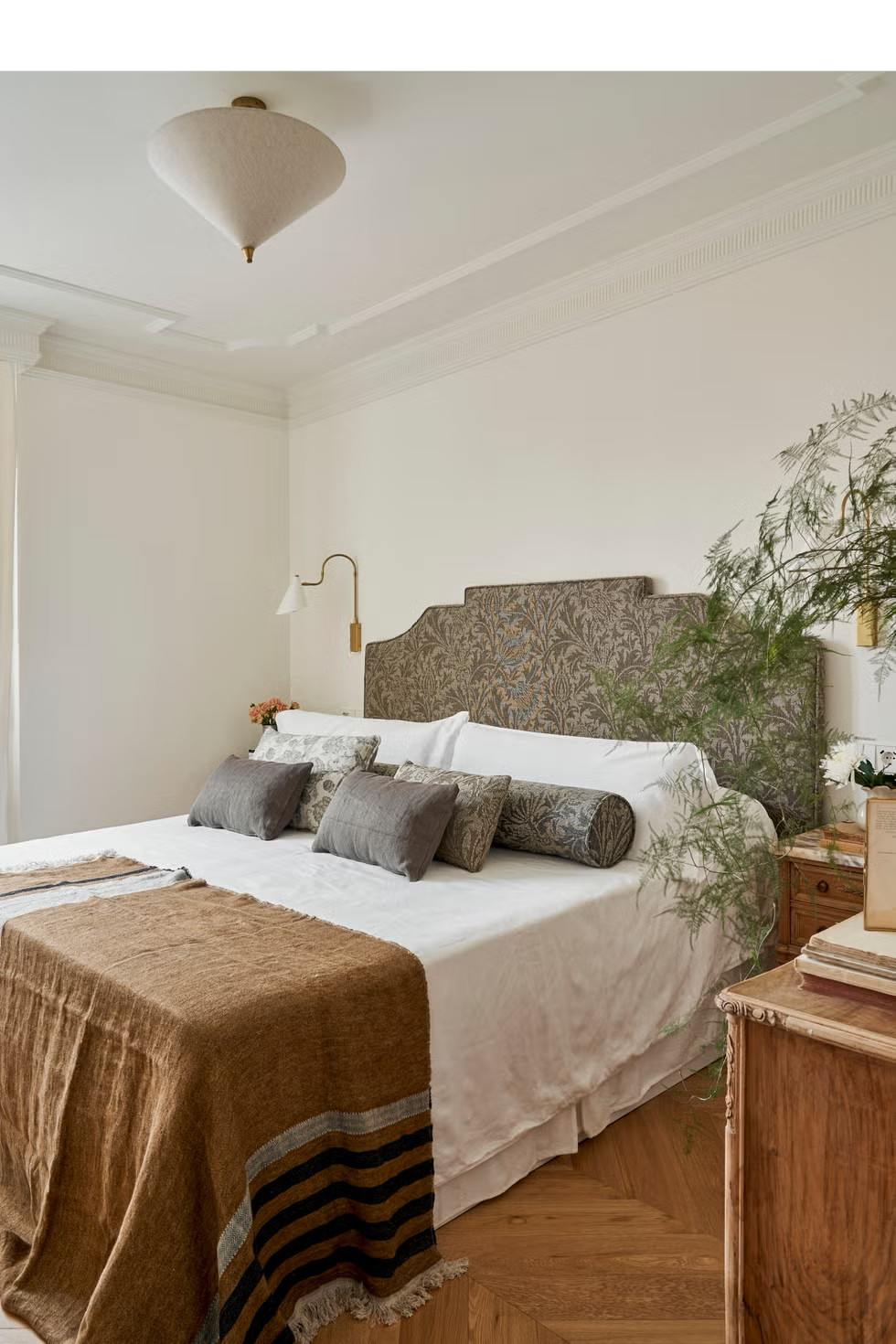 chambre décoration contemporaine avec tons naturels appartement avec moulures