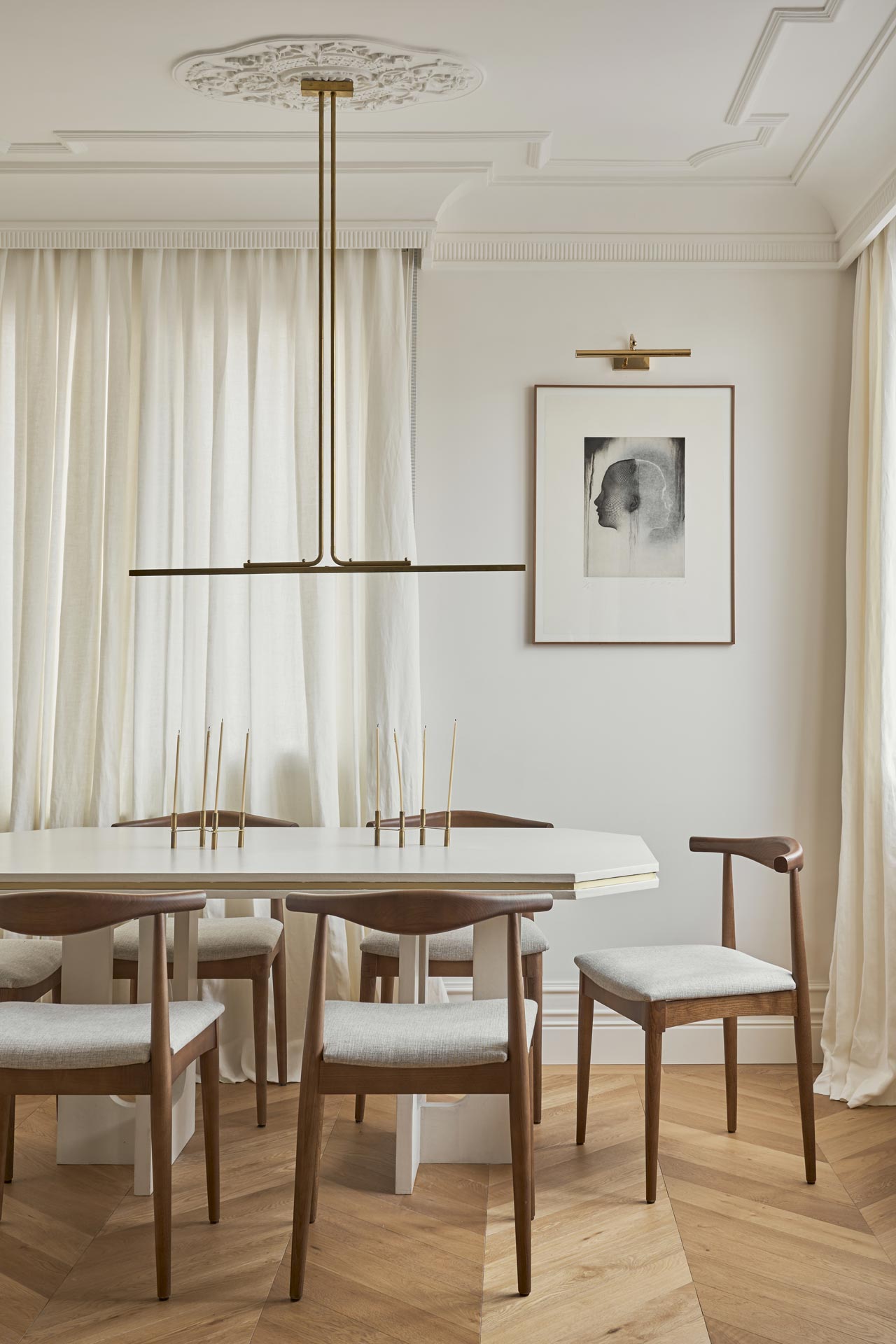 salle à manger décoration contemporaine avec tons naturels appartement avec moulures