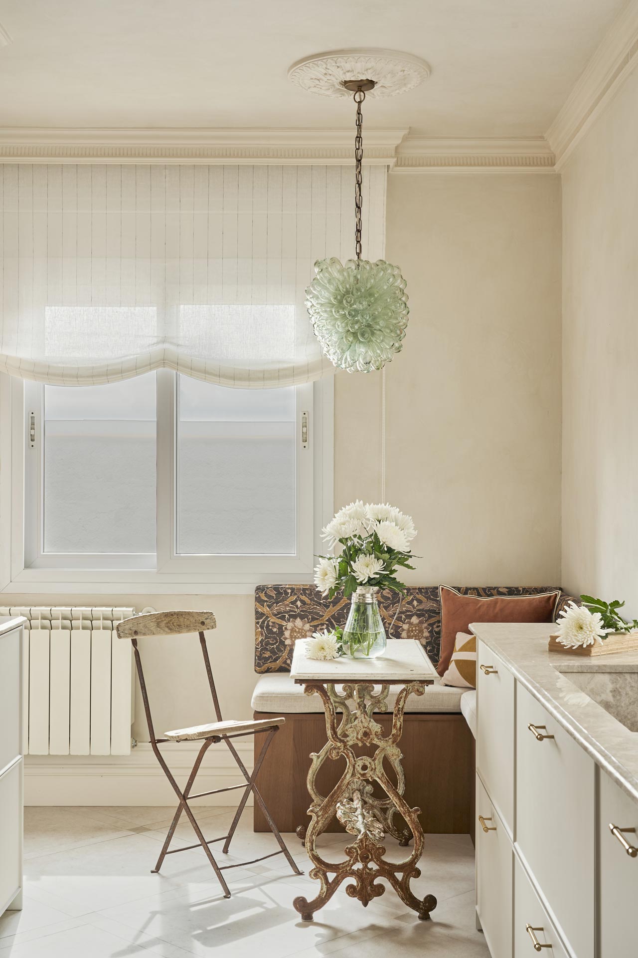 espace repas dans cuisine beige et marbre décoration contemporaine avec tons naturels appartement avec moulures