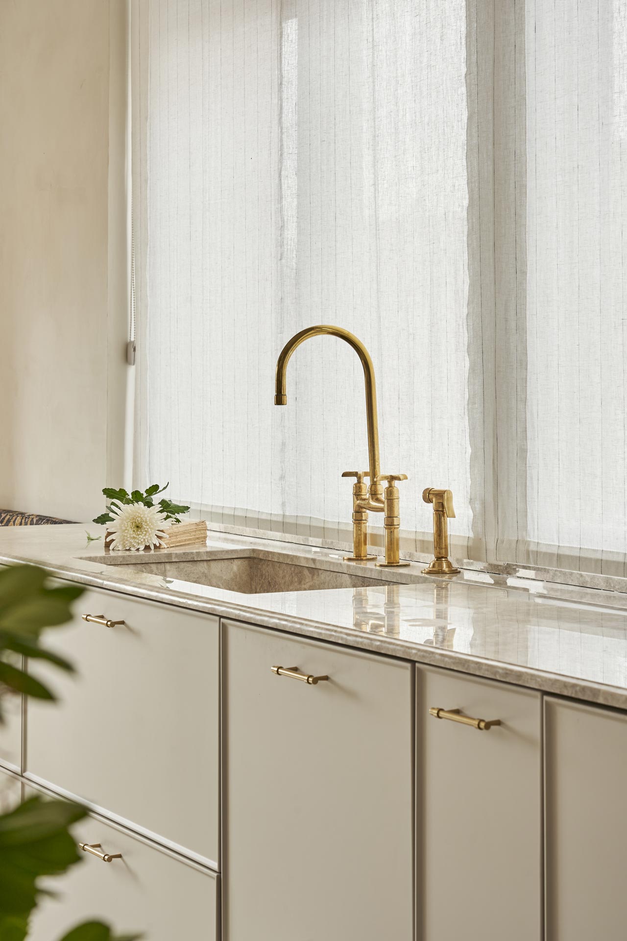 cuisine beige et marbre décoration contemporaine avec tons naturels appartement avec moulures