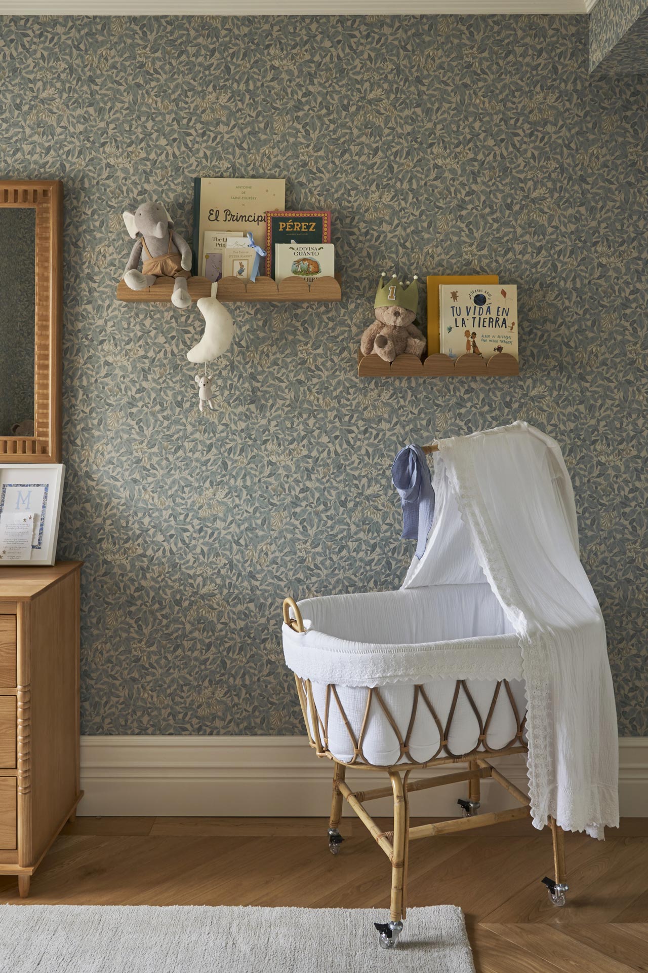 chambre enfant décoration contemporaine avec papier-peint William Morris