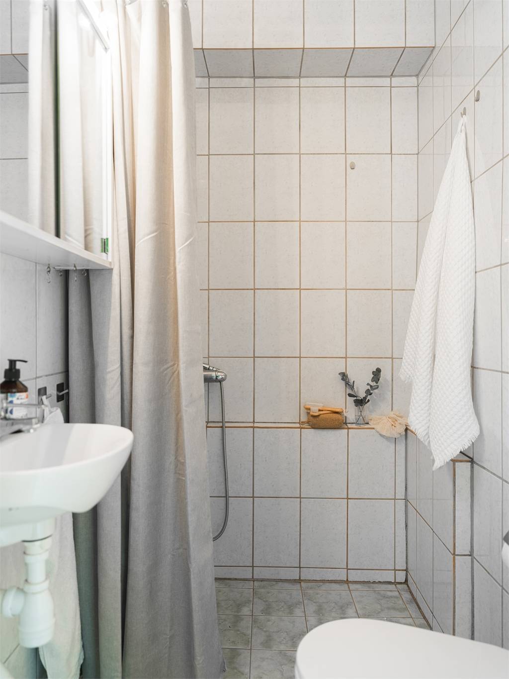 salle de bain carrelage blanc joints jaunes appartement vintage de 53m2 salle de bain carrelage blanc joints jaunes appartement vintage de 53m2