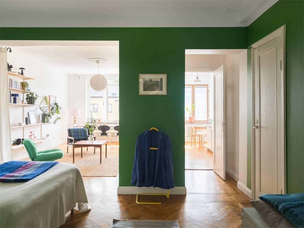 salon et chambre alcôve murs verts appartement vintage de 53m2 salon et chambre alcôve murs verts appartement vintage de 53m2