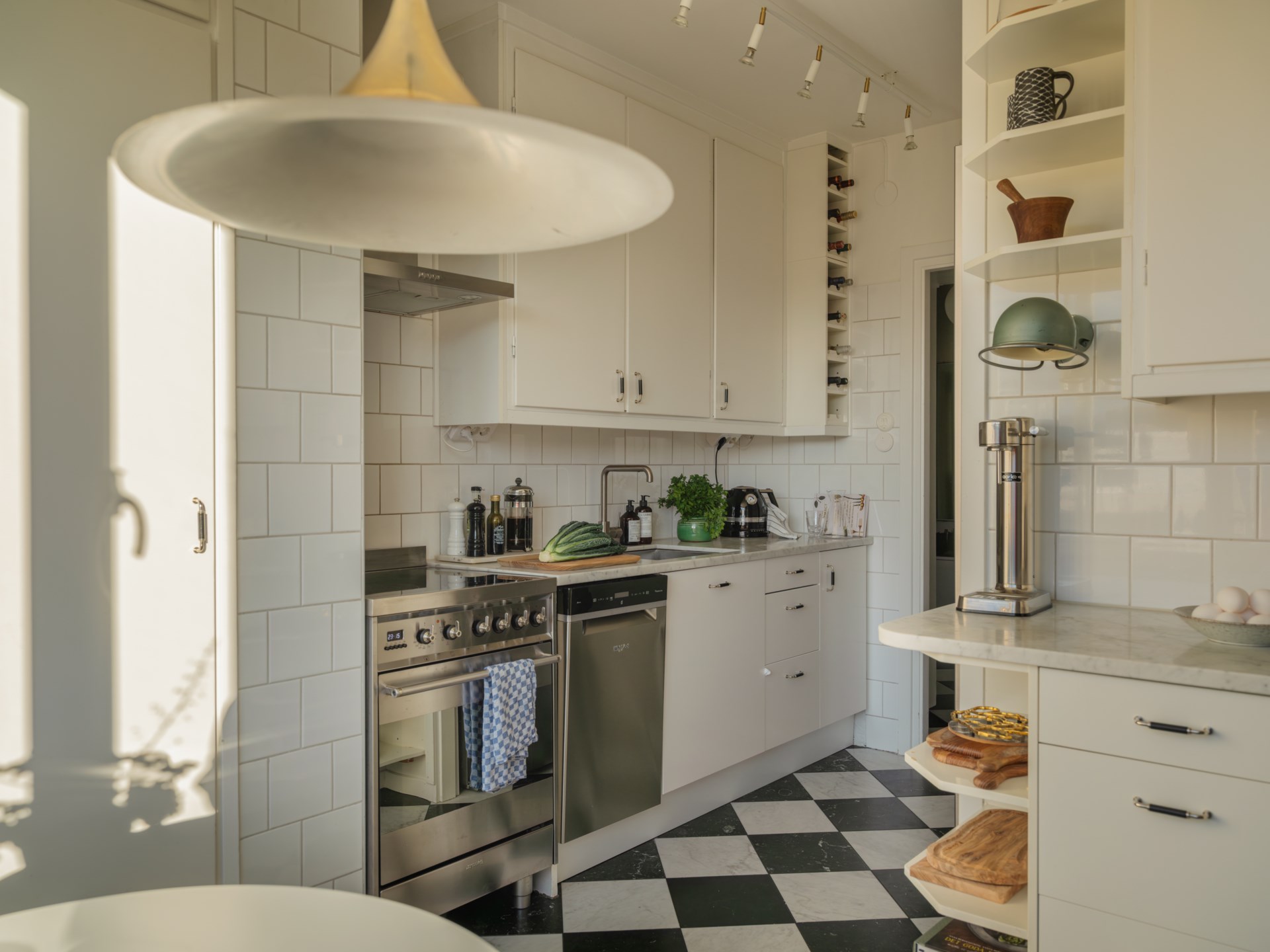cuisine vintage avec sol à damier noir et blanc