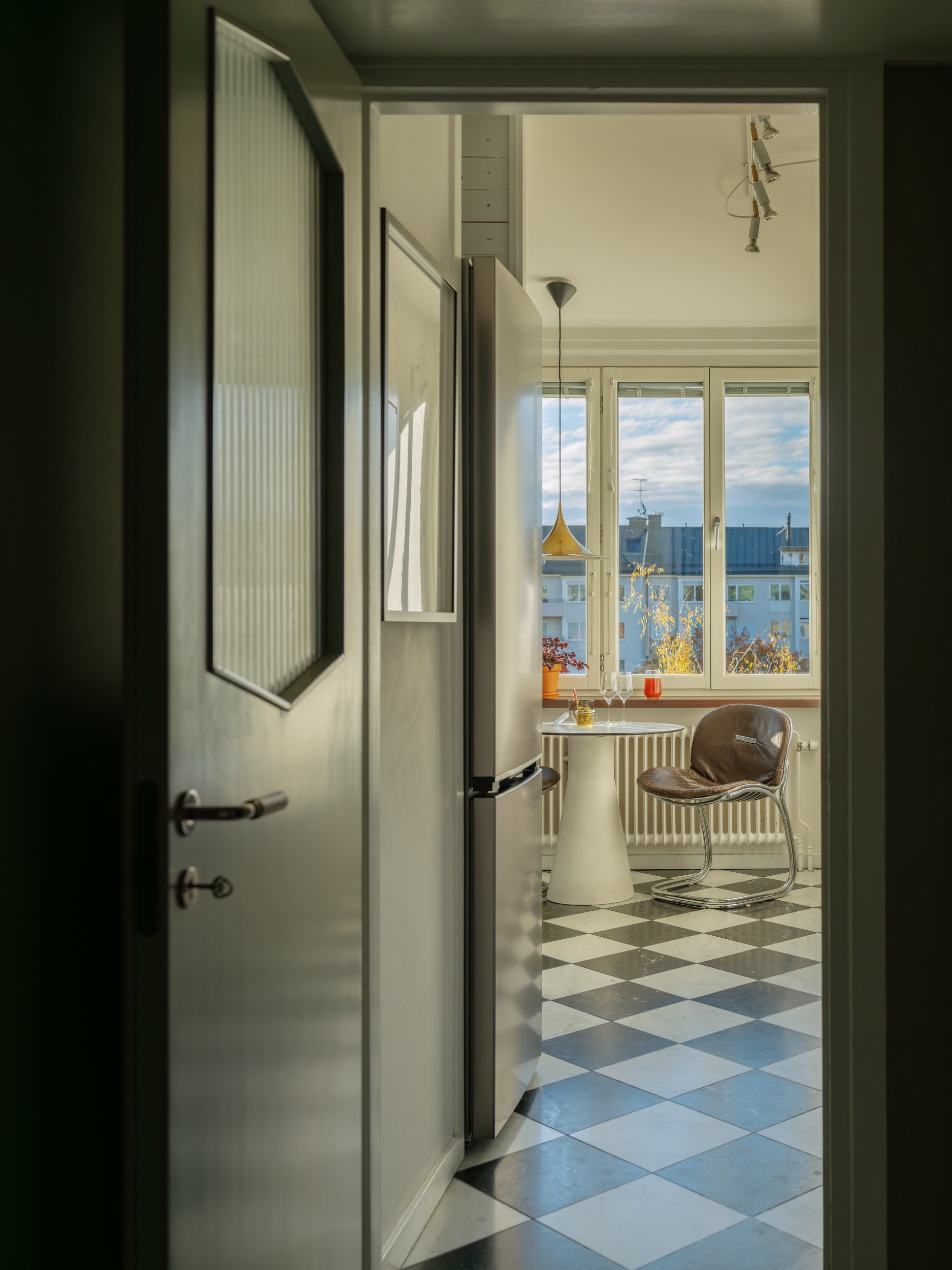 cuisine vintage avec sol à damier noir et blanc