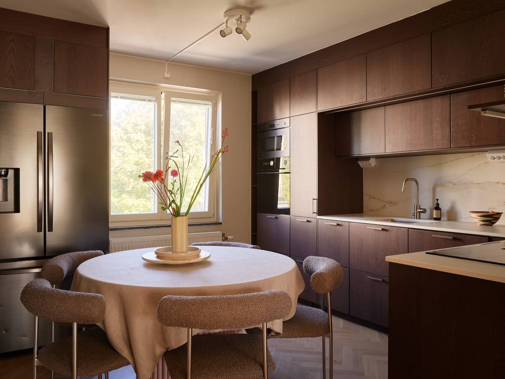 cuisine noyer avec table ronde duplex 96m2 avec terrasse cuisine noyer avec table ronde duplex 96m2 avec terrasse