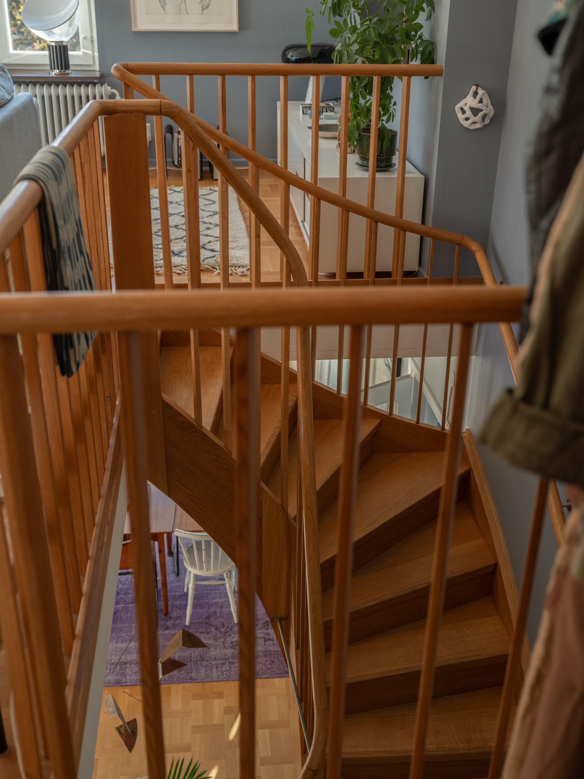 escalier chêne dans salon murs gris bleu décoration vintage duplex scandinave