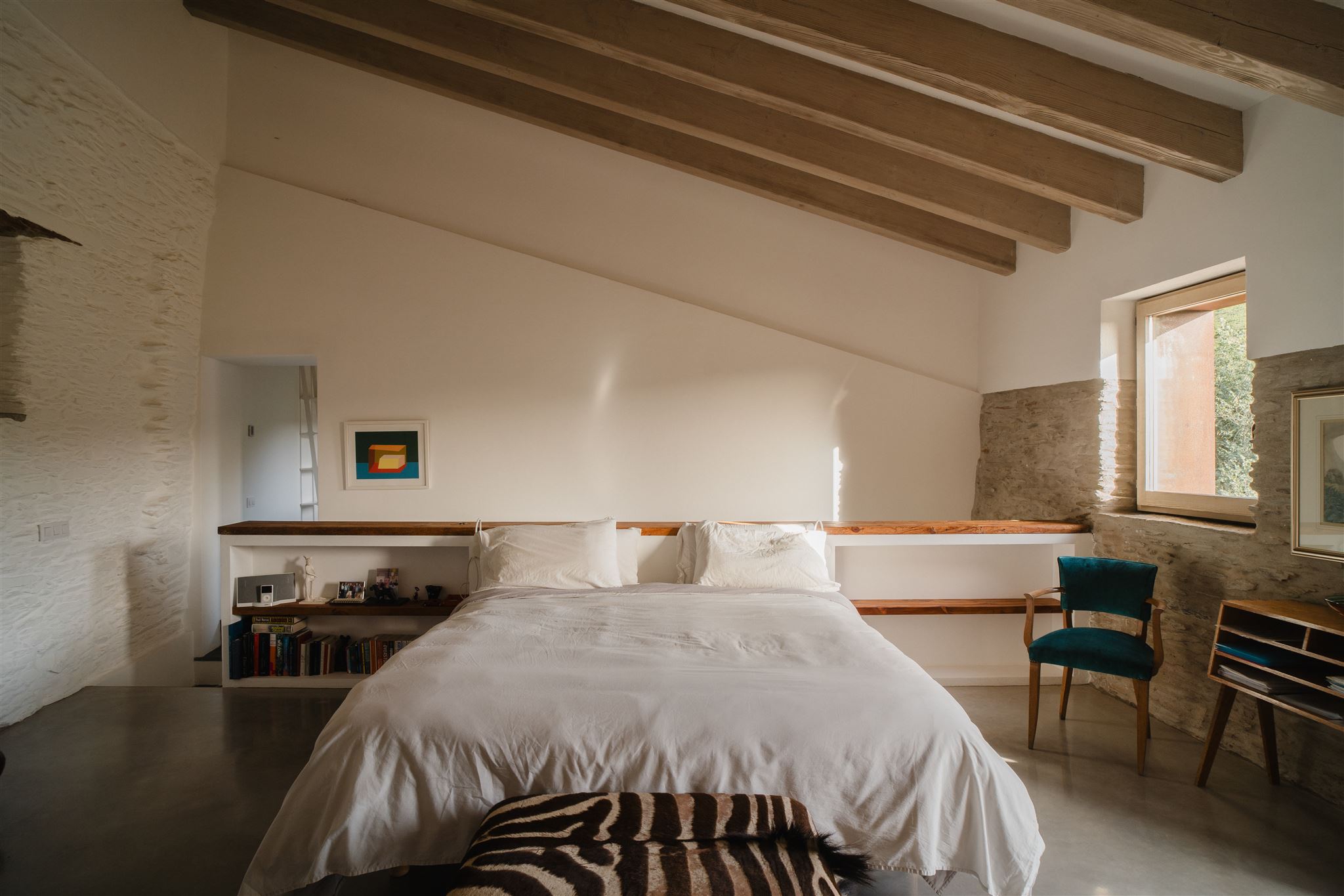 chambre avec poutres décoration contemporaine et rustique chic dans maison rénovée chambre avec poutres décoration contemporaine et rustique chic dans maison rénovée