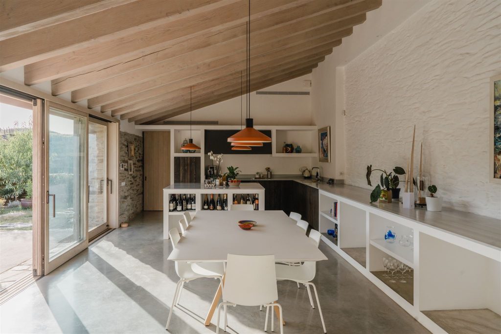 cuisine avec poutres dans maison rénovée avec salle à manger design cuisine avec poutres dans maison rénovée avec salle à manger design
