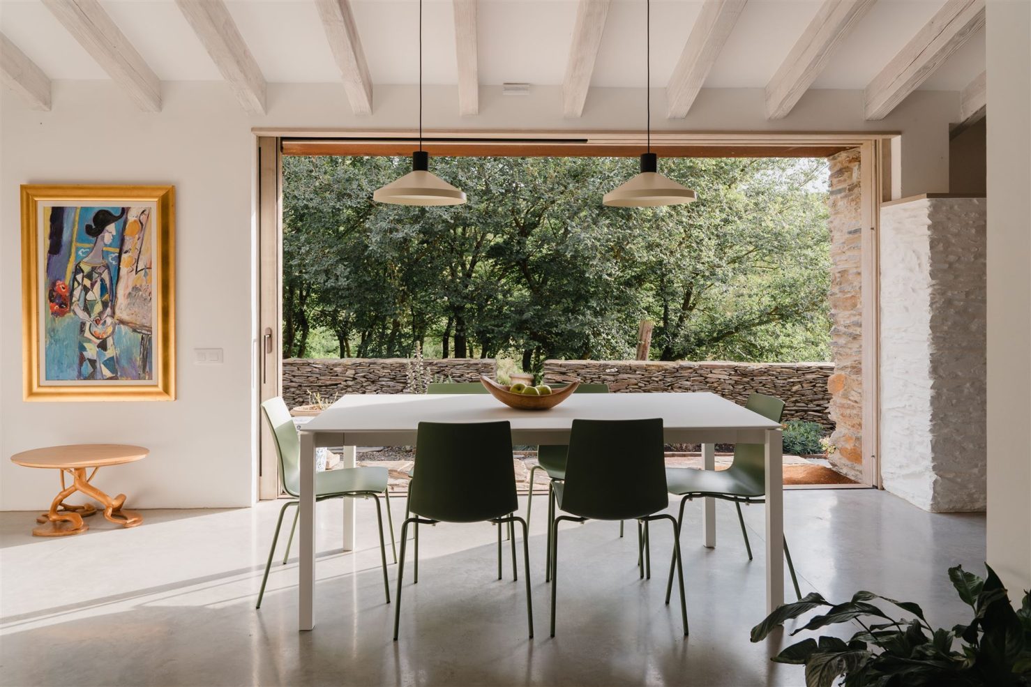 salle à manger avec poutres dans maison rénovée salle à manger avec poutres dans maison rénovée
