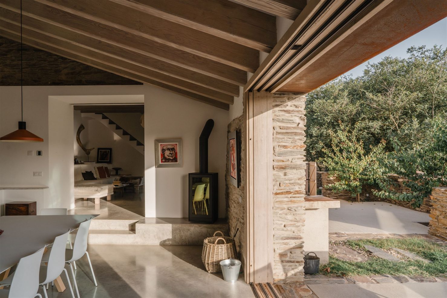 salle à manger avec poutres dans maison rénovée salle à manger avec poutres dans maison rénovée