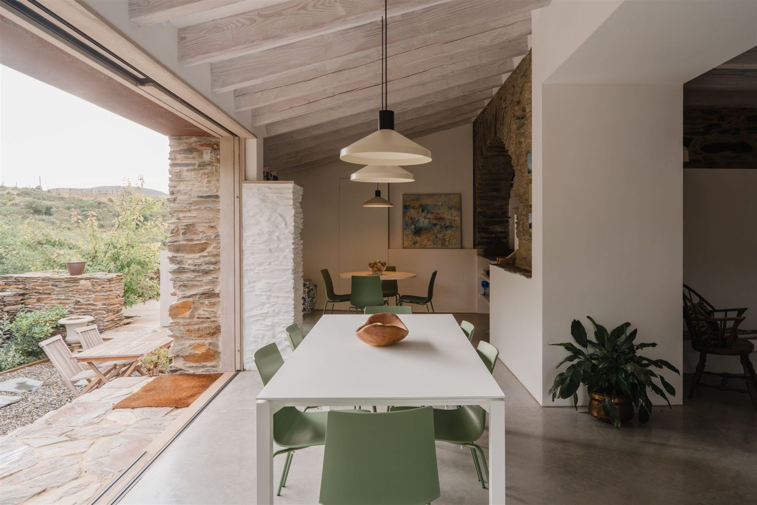 salle à manger avec poutres dans maison rénovée salle à manger avec poutres dans maison rénovée