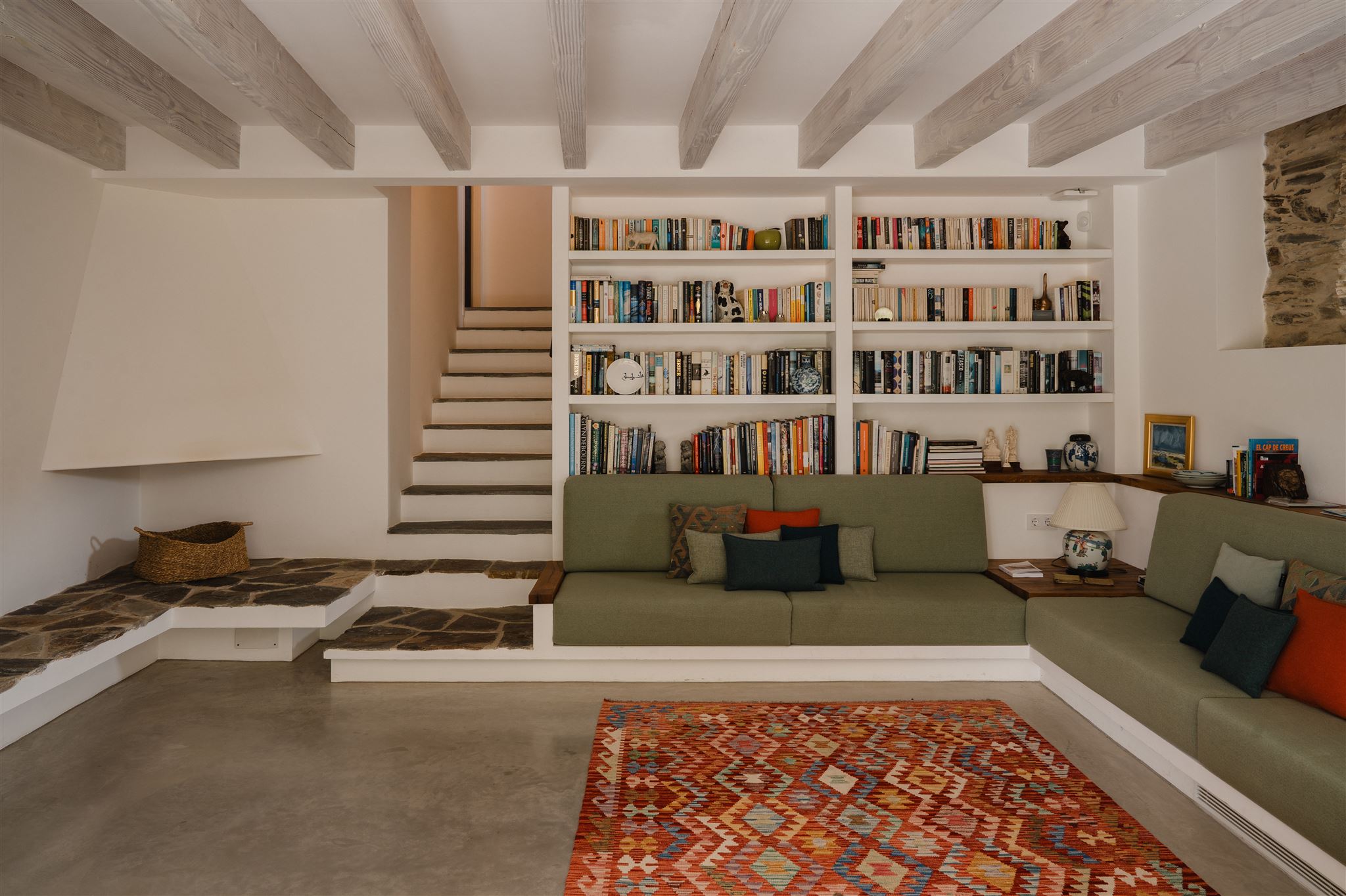 salon avec poutres et canapé maçonné dans maison rénovée salon avec poutres et canapé maçonné dans maison rénovée