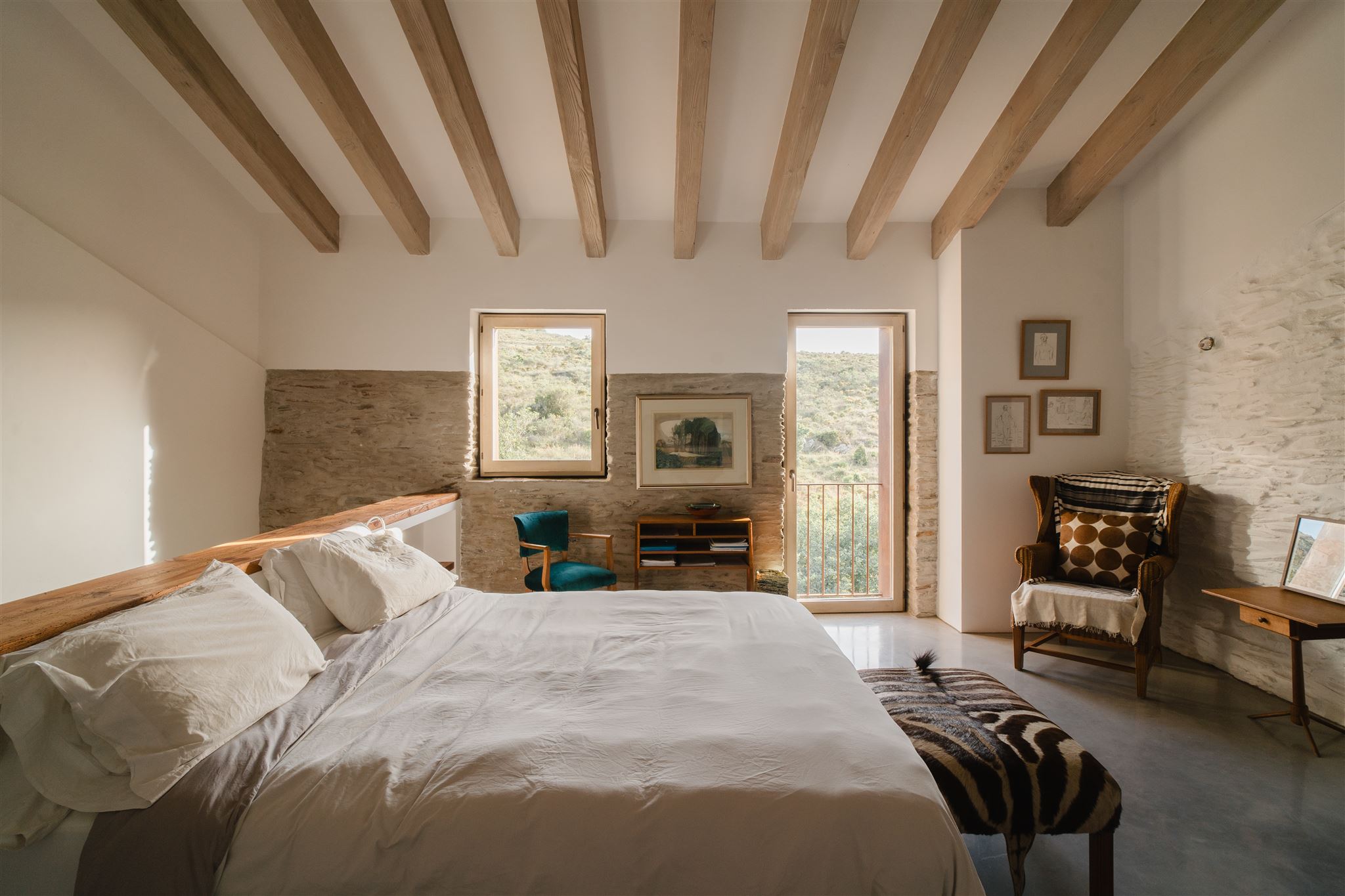 chambre avec poutres décoration contemporaine et rustique chic dans maison rénovée chambre avec poutres décoration contemporaine et rustique chic dans maison rénovée