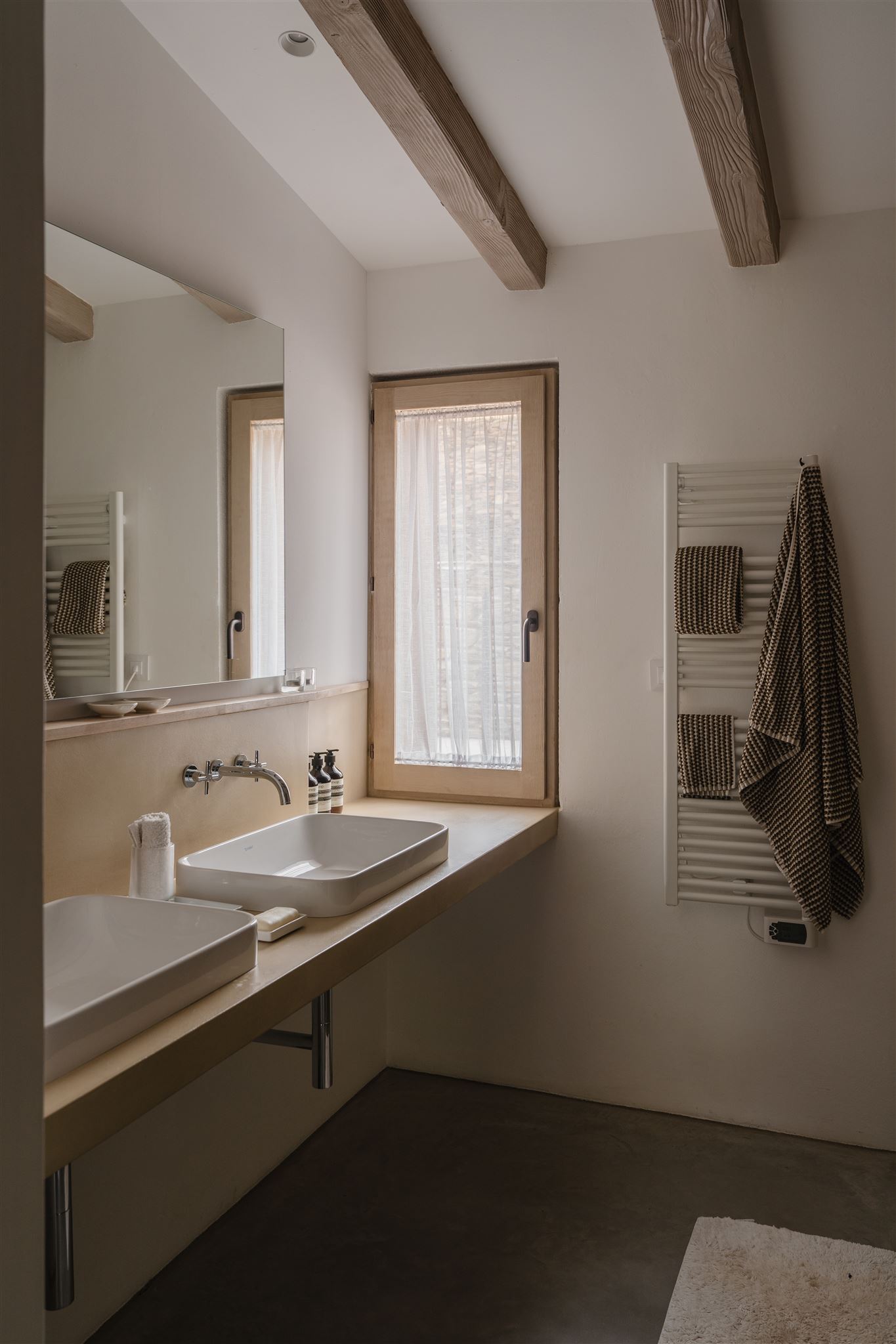 salle de bain moderne avec poutres salle de bain moderne avec poutres