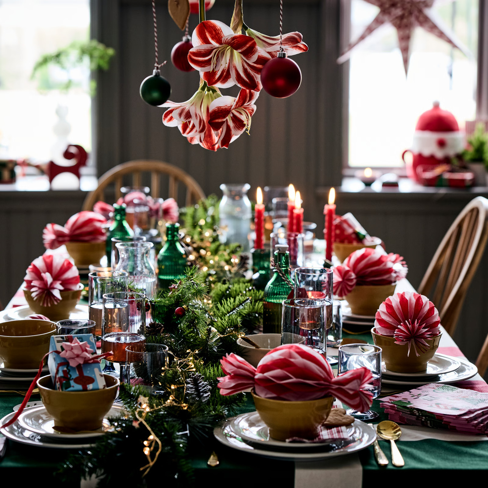 table fête de Noël IKEA thème rouge et vert classique table fête de Noël IKEA thème rouge et vert classique
