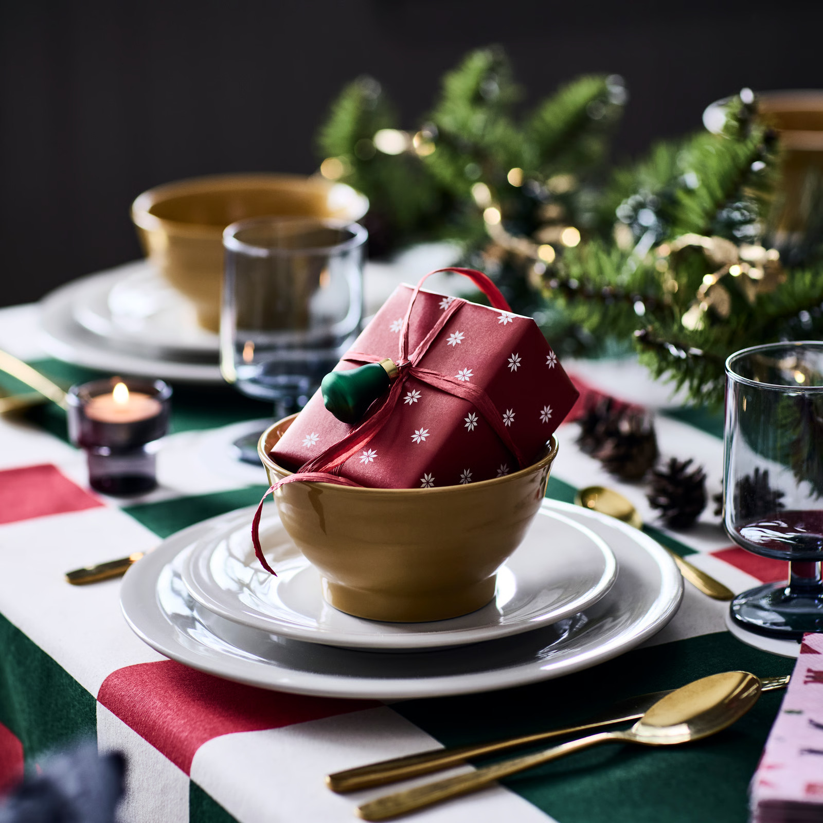 paquet cadeau rouge et vert paquet cadeau rouge et vert