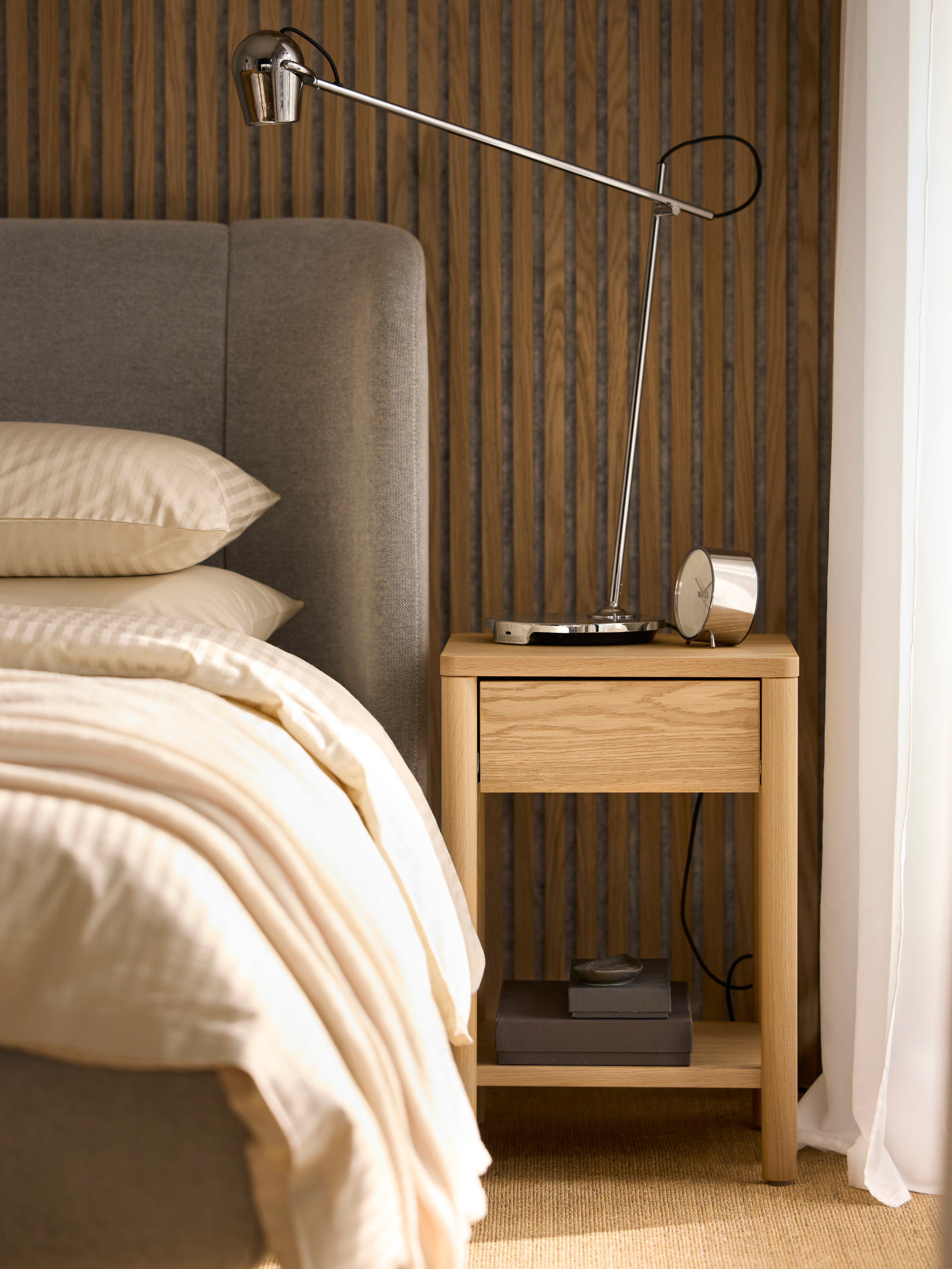 tête de lit grise matelassé et chevet en chêne tête de lit grise matelassé et chevet en chêne