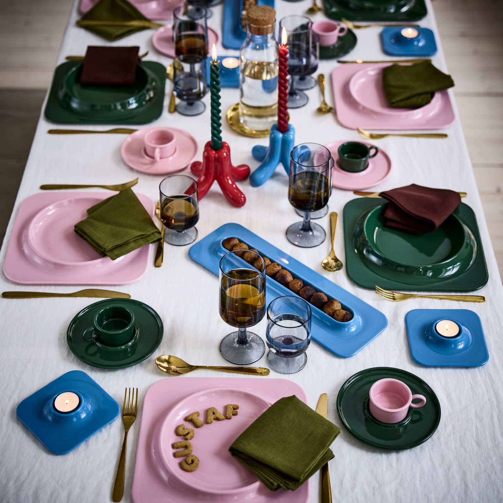 table fête de Noël IKEA design rose, vert, rouge et bleu table fête de Noël IKEA design rose, vert, rouge et bleu