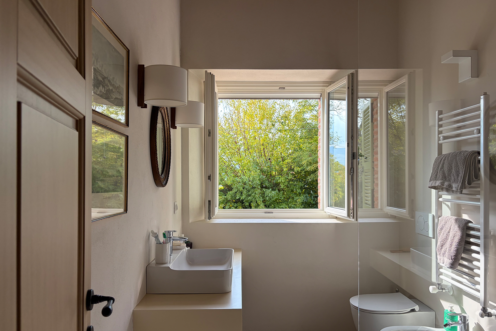 salle de bain avec fenêtre maison ancienne rénovée en pierres Italie salle de bain avec fenêtre maison ancienne rénovée en pierres Italie