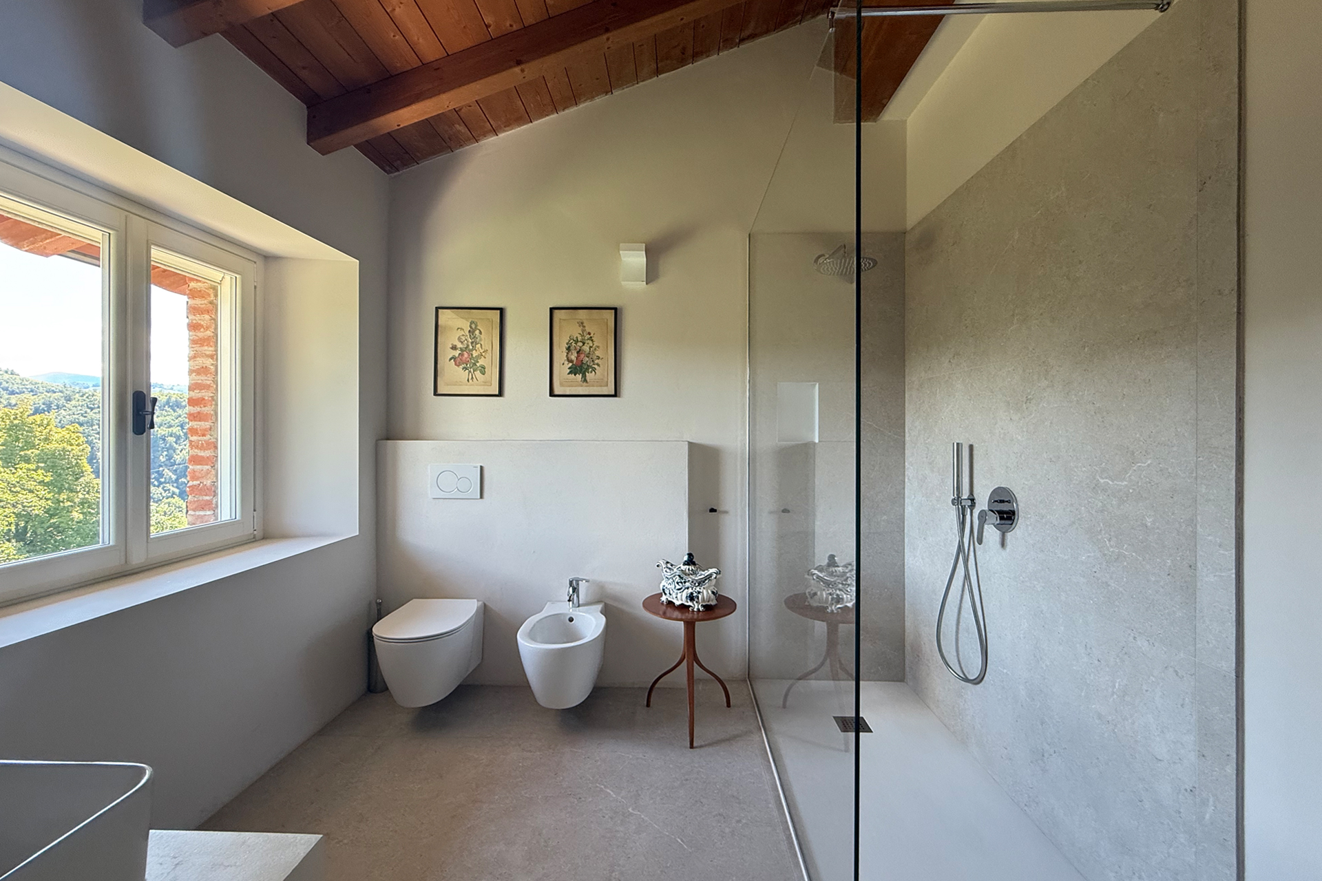 salle de bain design avec poutres maison ancienne rénovée en pierres Italie salle de bain design avec poutres maison ancienne rénovée en pierres Italie