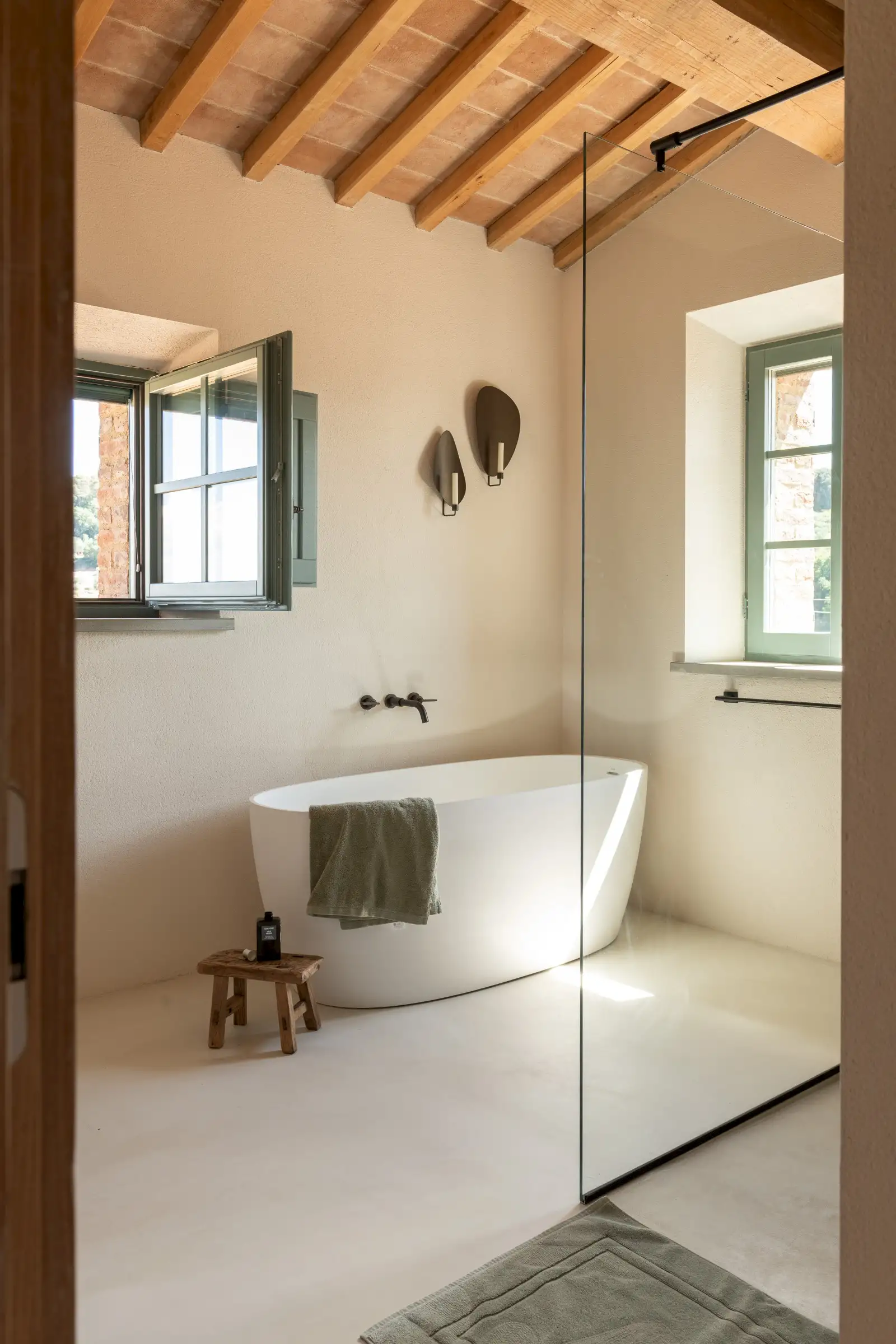 salle de bain design avec poutres et baignoire îlot Podere Sirolo Italie salle de bain design avec poutres et baignoire îlot Podere Sirolo Italie