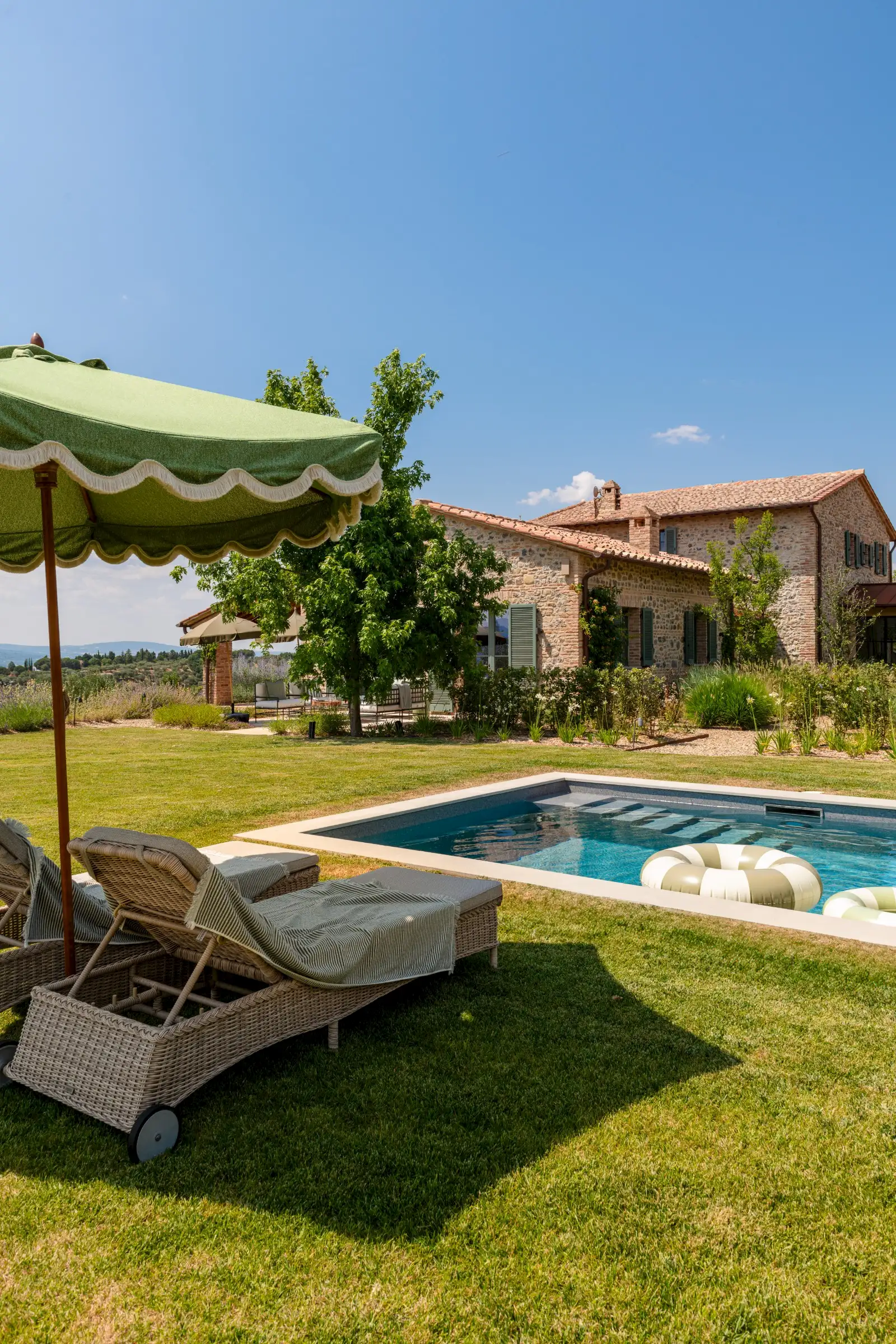 piscine maison en pierres ancienne rénovée Podere Sirolo Italie piscine maison en pierres ancienne rénovée Podere Sirolo Italie