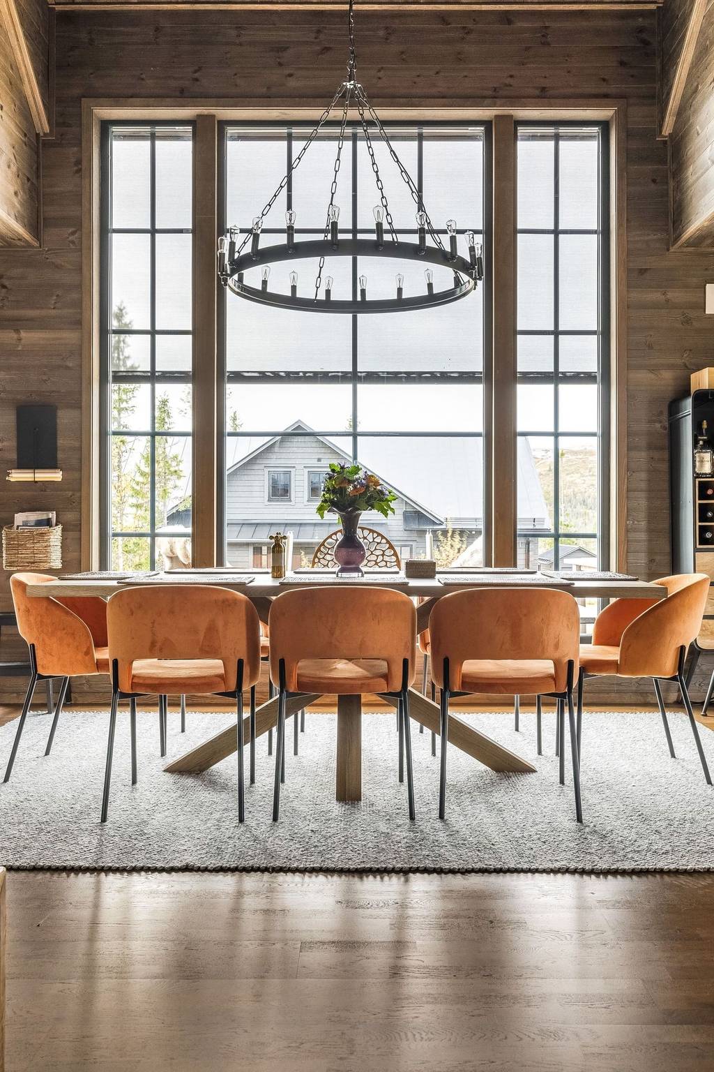salle à manger fauteuil de table velours orange maison en bois avec baies vitrées salle à manger fauteuil de table velours orange maison en bois avec baies vitrées