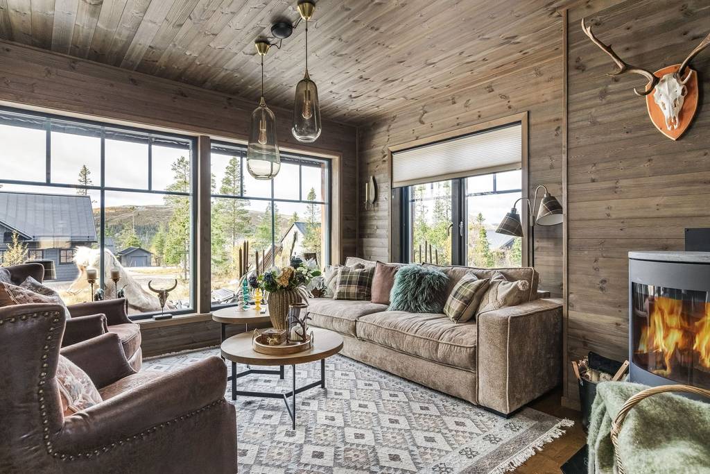salon maison en bois avec baies vitrées et poêle à bois décoration rustique chic et contemporaine salon maison en bois avec baies vitrées et poêle à bois décoration rustique chic et contemporaine