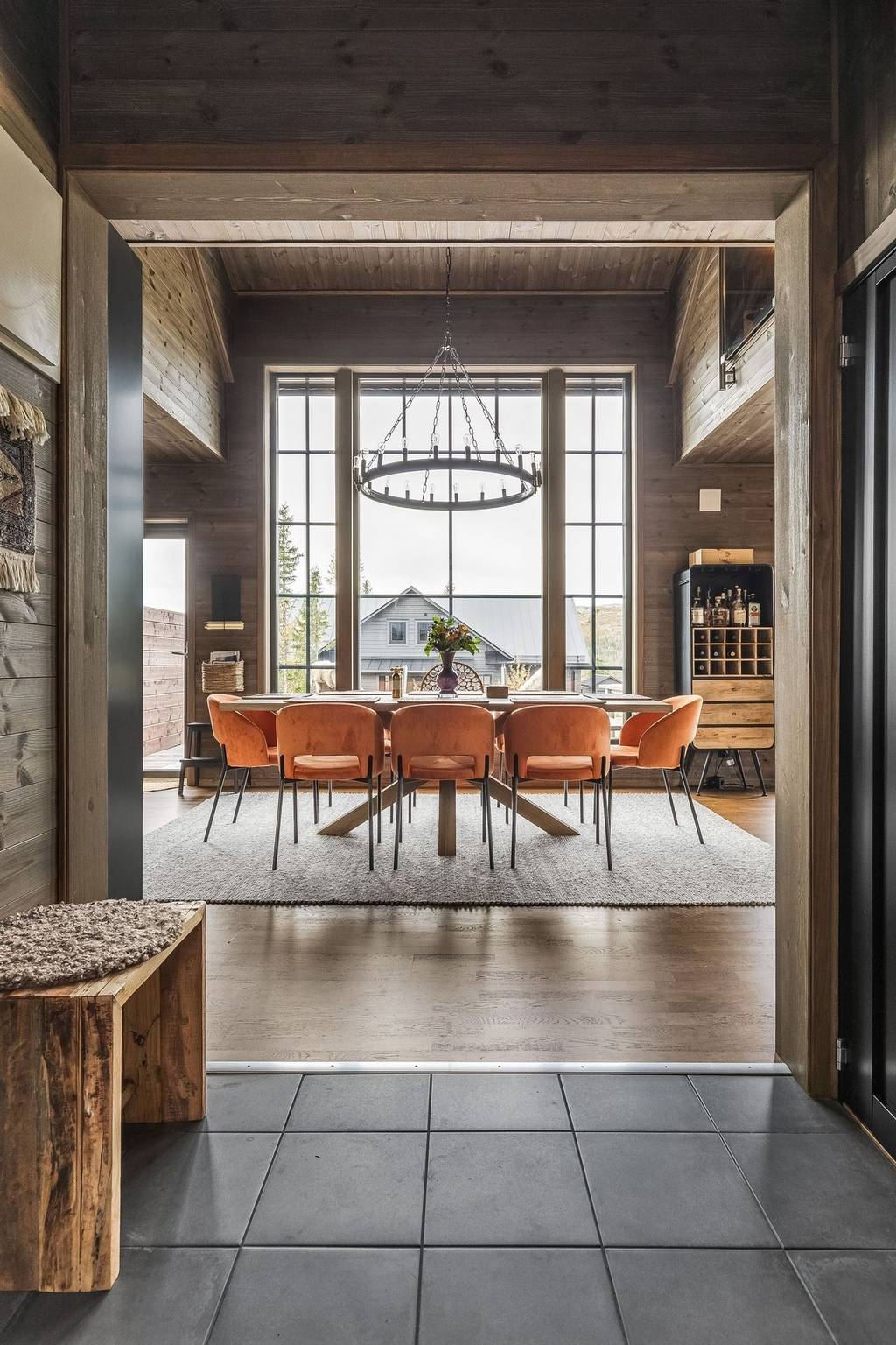 salle à manger fauteuil de table velours orange maison en bois chalet de montagne décoration contemporaine salle à manger fauteuil de table velours orange maison en bois chalet de montagne décoration contemporaine
