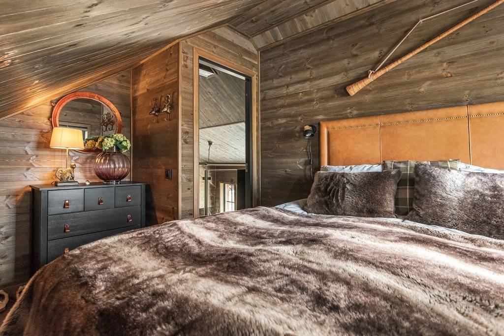 chambre très mansardée maison en bois chalet de montagne décoration contemporaine chambre très mansardée maison en bois chalet de montagne décoration contemporaine