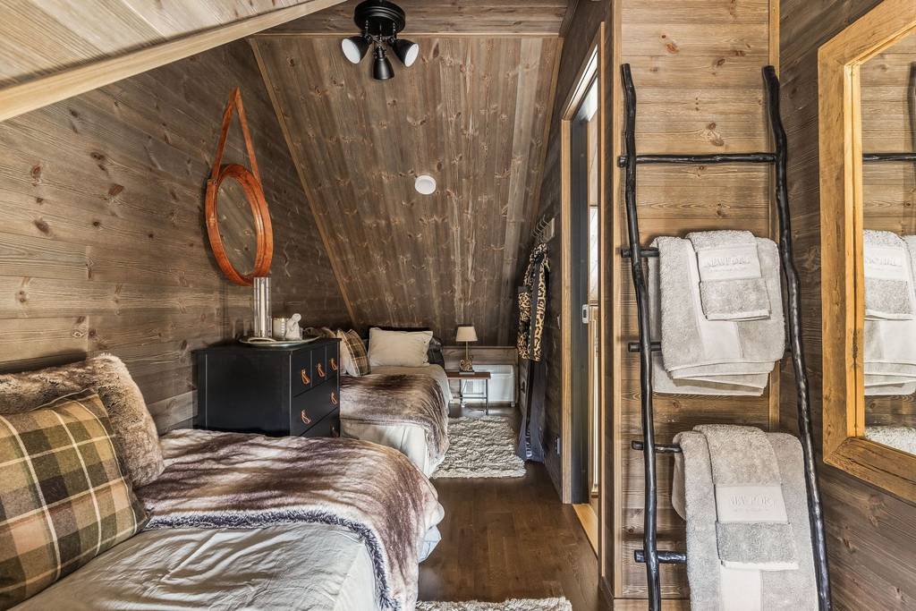 chambre très mansardée maison en bois chalet de montagne décoration contemporaine chambre très mansardée maison en bois chalet de montagne décoration contemporaine