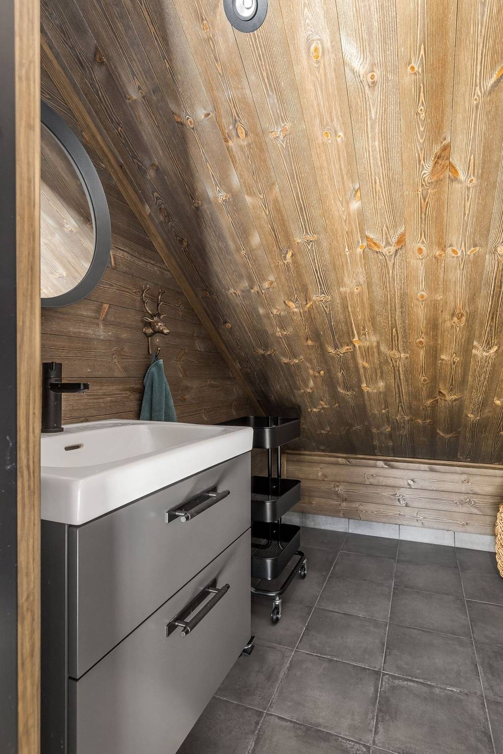 salle de bain très mansardée maison en bois chalet de montagne décoration contemporaine salle de bain très mansardée maison en bois chalet de montagne décoration contemporaine