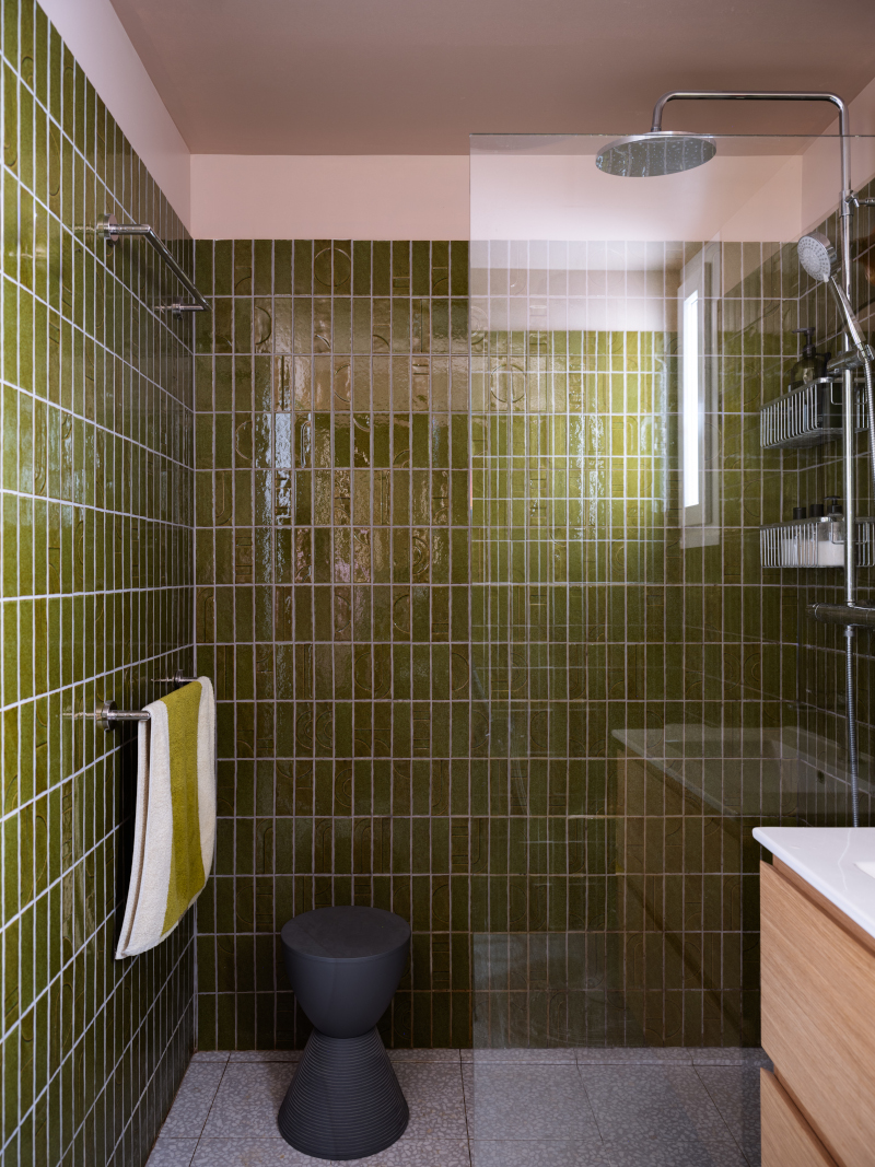 salle de bain contemporaine meuble bois carrelage vert