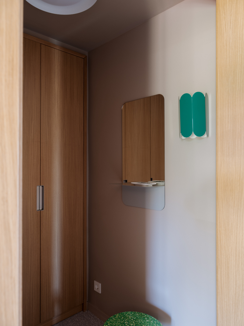 entrée avec placard et miroir