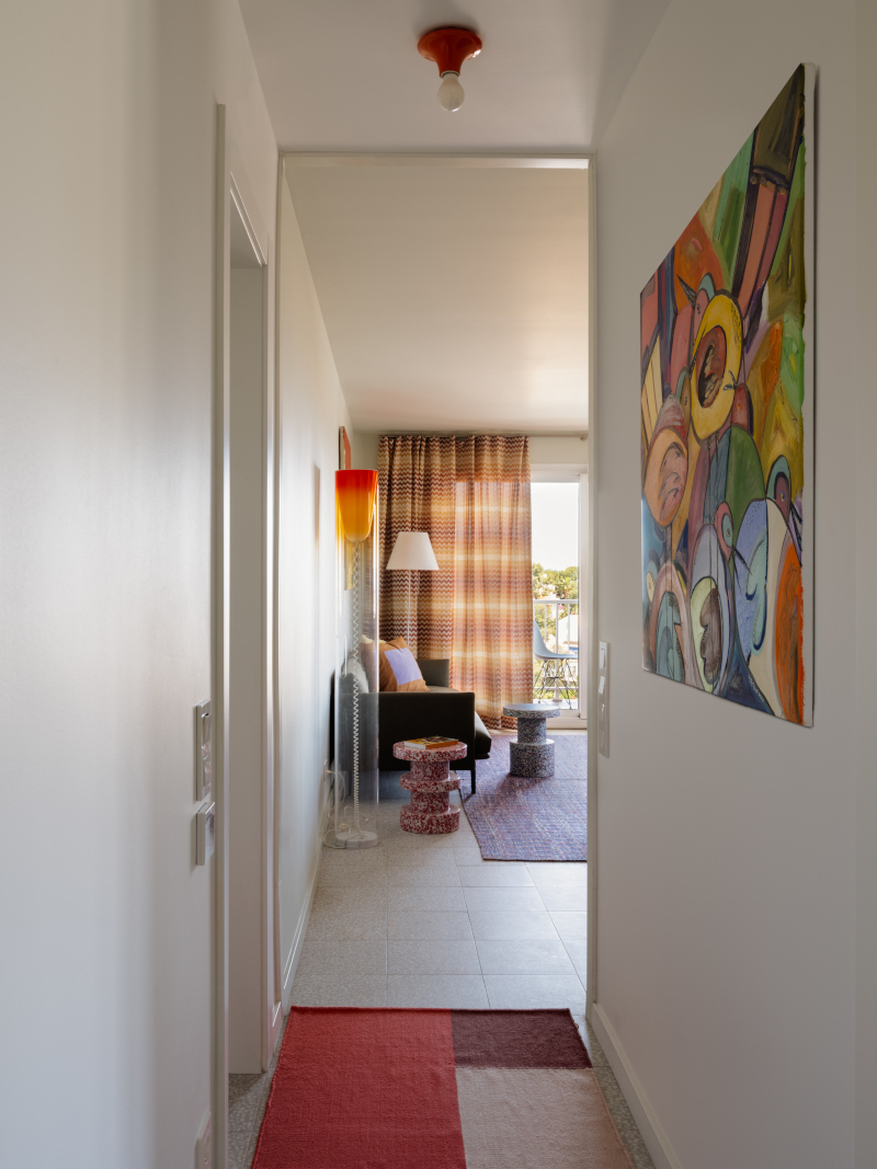couloir appartement 50m2 Stiges décoration vintage et colorée