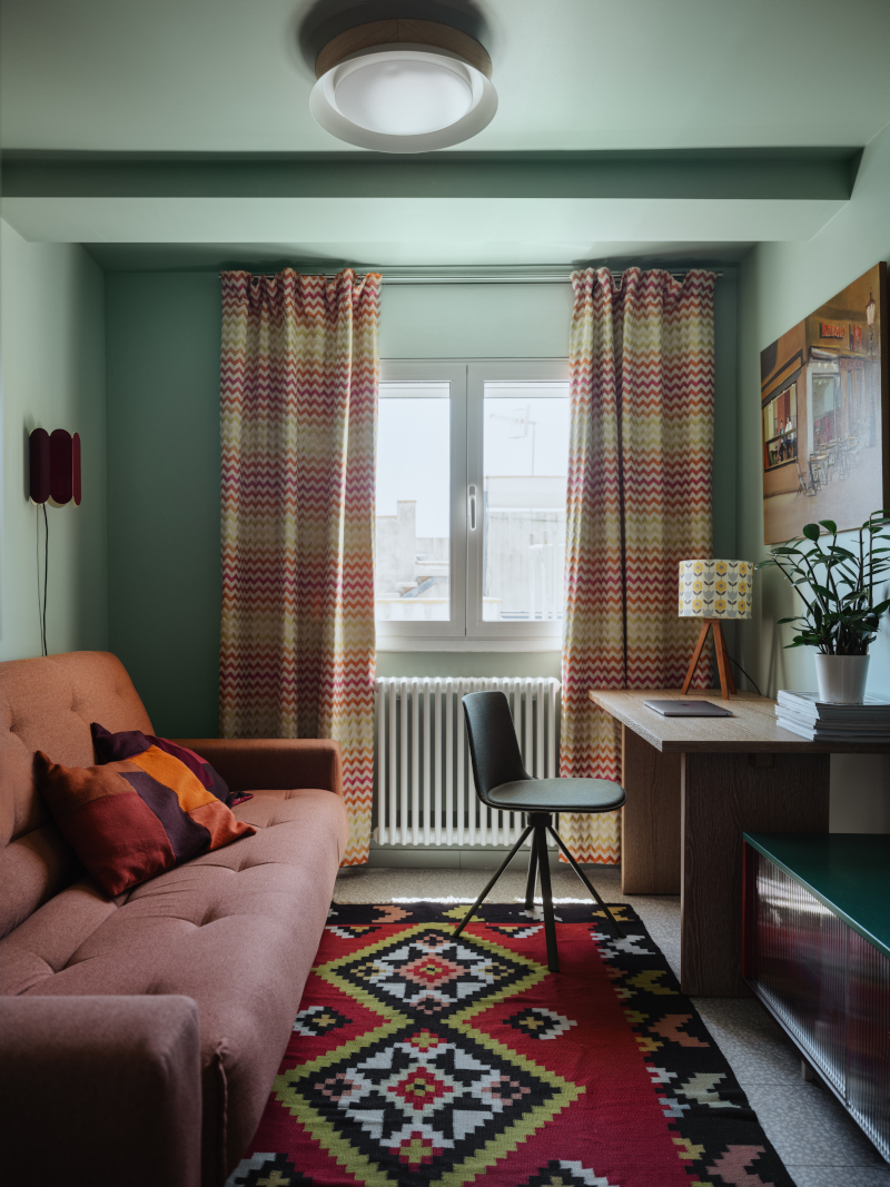 bureau murs verts appartement 50m2 Stiges décoration vintage et colorée