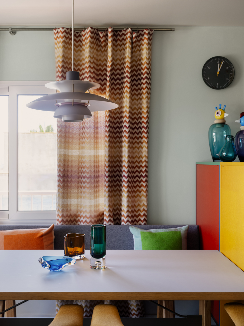 salle à manger appartement 50m2 Stiges décoration vintage et colorée