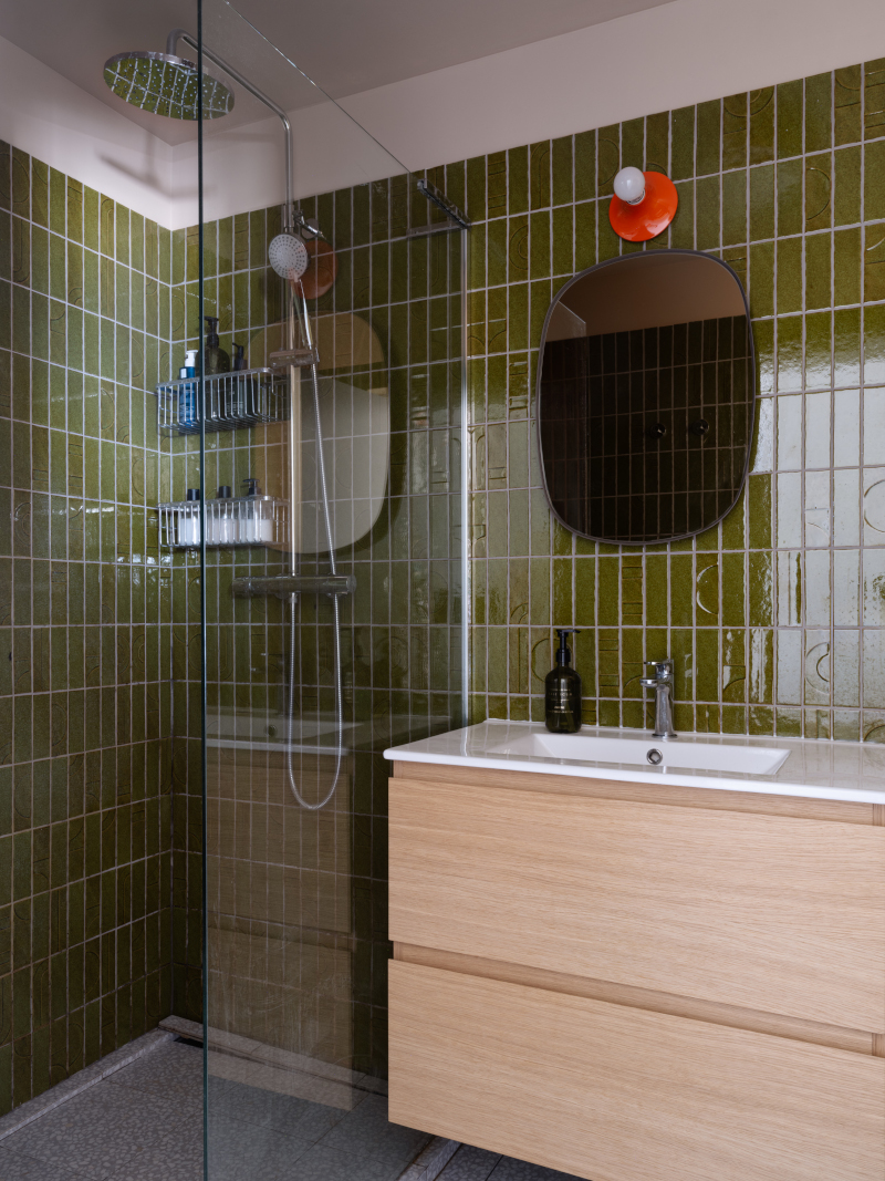 salle de bain contemporaine meuble bois carrelage vert
