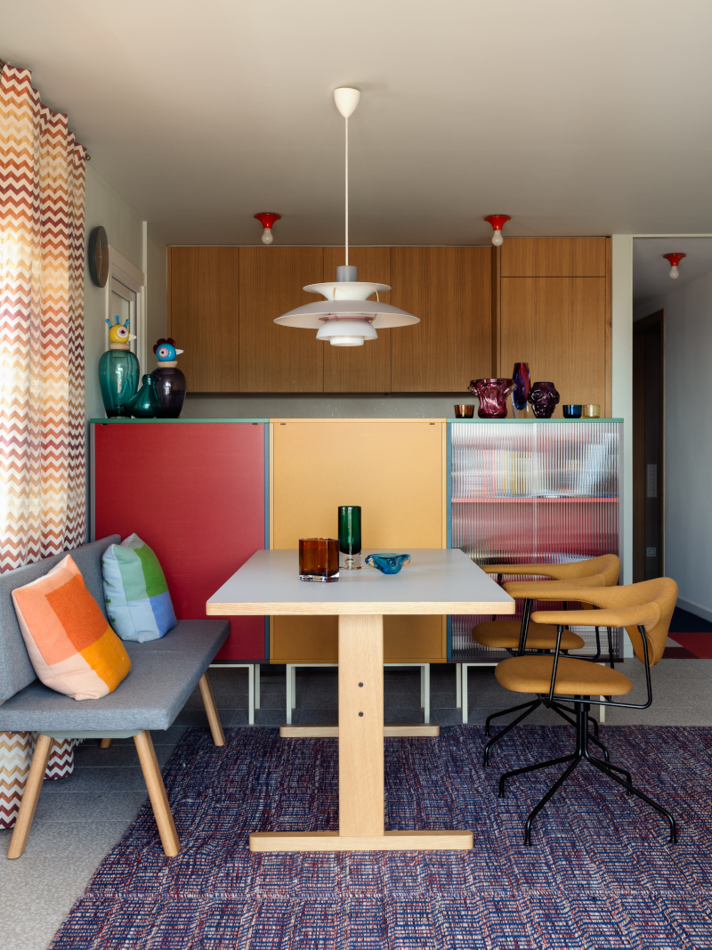 salle à manger appartement 50m2 Stiges décoration vintage et colorée